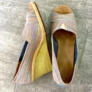 Toms women’s classic wedge. Multi-color! Rarely worn! 9 1/2